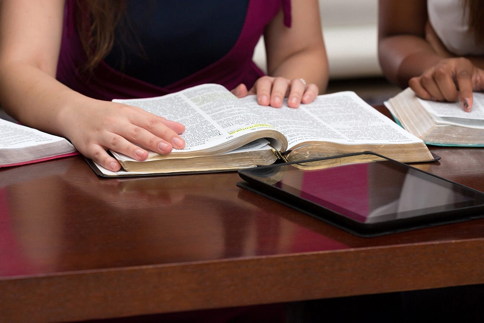 Womens-Devotional-Bible-Study-1600x1200px